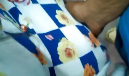الاغ MILF آماتور در خانه واقعی creampied سکس ضربدری با مامان