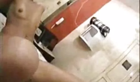 پیر بلوند خروس خود سكس گروهي با زنم را سوار می کند