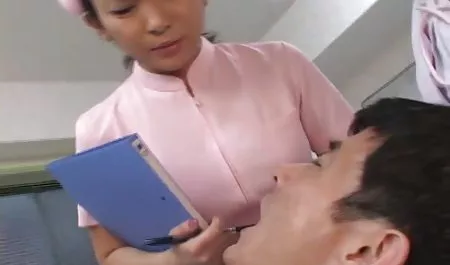 پرستار MILF می داند که چگونه سکس ضربدری با بیمار را بازیابی کند