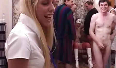 bimbo ورزش های بور به صورتی صورتی که توسط سه خروس در سكس باخواهر اتاق نشیمن گرفته شده است