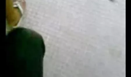 جوجه داغ هر دو انتهای آن داستان سكس با كير مصنوعي را خم کرد